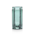 De Serax Parole Vaas Groen van Serax heeft een hoog, blauwgroen, helder ontwerp met moderne hoekige lijnen en een licht gestructureerd oppervlak, afgebeeld tegen een witte achtergrond.