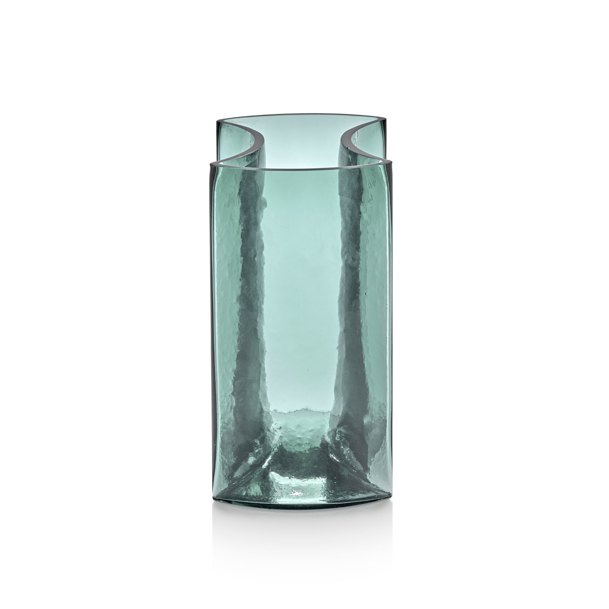 De Serax Parole Vaas Groen van Serax heeft een hoog, blauwgroen, helder ontwerp met moderne hoekige lijnen en een licht gestructureerd oppervlak, afgebeeld tegen een witte achtergrond.