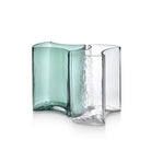 De Serax Parole Vaas Groen, ontworpen door Marc Ferrand, is een sculpturale glazen vaas met golvende organische lijnen en een glanzende afwerking - een modern statement van Serax.