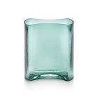De Serax Parole Vaas Groen is een transparante, lichtgroene vierkante vaas van Serax, met zacht gebogen zijkanten en een glad oppervlak, afgebeeld op een witte achtergrond.