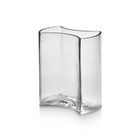 De Serax Parole Vaas Helder is een rechthoekige glazen vaas van Serax, ontworpen door Marc Ferrand, met licht gebogen randen en een subtiel golvend oppervlak, gemaakt van helder glas en afgebeeld op een witte achtergrond.
