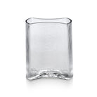 De Serax Parole Vaas Helder is een heldere rechthoekige vaas van Serax, met subtiele golvende zijkanten en een licht gebogen rand. De vaas is afgebeeld tegen een witte achtergrond.