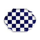 Het Serax Wouters & Hendrix Fête Des Bêtes Dienblad Blauw Wit is een rechthoekig dienblad met geschulpte randen, met een gedurfd blauw-wit dambordpatroon op een witte achtergrond.