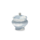 De Serax Wouters & Hendrix Fête Des Bêtes Suikerpot Lichtblauw is een fijne porseleinen suikerpot met een ronde vorm en deksel, gedecoreerd in lichtblauw en wit met een lucht- en wolkenmotief.