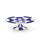 De Serax Wouters & Hendrix Fête Des Bêtes Taartschaal Blauw Wit is een porseleinen taartstandaard met een blauw-wit geblokt ontwerp en brede sokkel, die een elegante manier biedt om uw taarten uit te stallen.