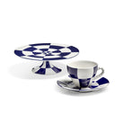 De Serax Wouters & Hendrix Fête Des Bêtes Taartschaal Blauw Wit heeft opvallende blauw-witte dambordpatronen op keramiek, afgebeeld met bijpassende theekop en schotel van Serax tegen een witte achtergrond.