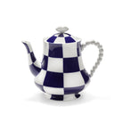 De Serax Wouters & Hendrix Fête Des Bêtes Theepot Blauw Wit heeft een rond kralenhandvat, opvallend blauw-wit dambordpatroon en bijpassende deksel - ideaal voor liefhebbers van uniek porseleindesign.