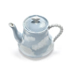 De Serax Wouters & Hendrix Fête Des Bêtes Theepot Lichtblauw heeft een blauw-wit wolkenpatroon, ronde deksel, kralenhandvat en gladde tuit, afgebeeld op een witte achtergrond.