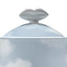 Een close-up van de Serax Wouters & Hendrix Fête Des Bêtes Theepot Lichtblauw, een theepot van wit keramiek met een subtiel wolkenpatroon en glanzend deksel, voorzien van een lipvormig handvat in de speelse stijl van Serax.