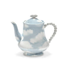De Serax Wouters & Hendrix Fête Des Bêtes Theepot Lichtblauw is een lichtblauwe porseleinen theepot met een kralenhandvat en deksel, voorzien van witte wolkendecoraties voor een dromerige, op de hemel geïnspireerde look.