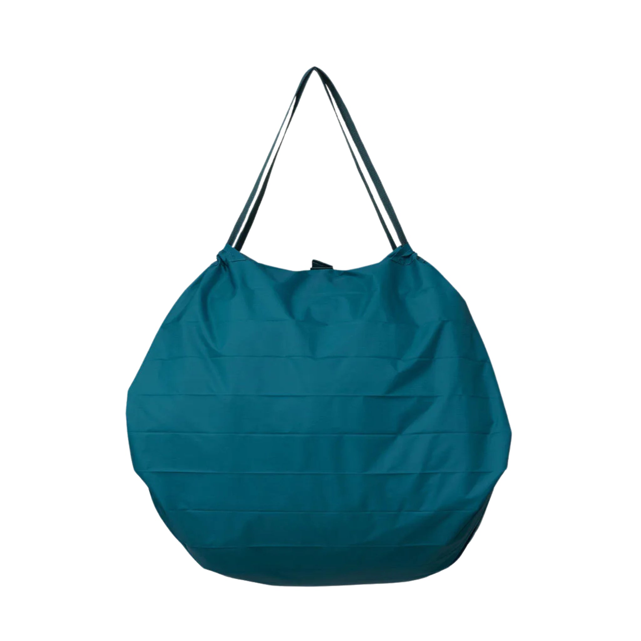 Een grote, ronde Shupatto Opvouwbare Boodschappentas Donkergroen L wordt getoond tegen een witte achtergrond. De onversierde tas heeft twee schouderbanden en horizontale gestikte lijnen voor textuur. Merk: Shupatto.