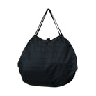 De Shupatto Opvouwbare Boodschappentas Jet Zwart L van Shupatto is een grote, slouchy tas met dunne schouderbandjes en een subtiele gestreepte textuur, perfect als herbruikbare tas, afgebeeld tegen een witte achtergrond.