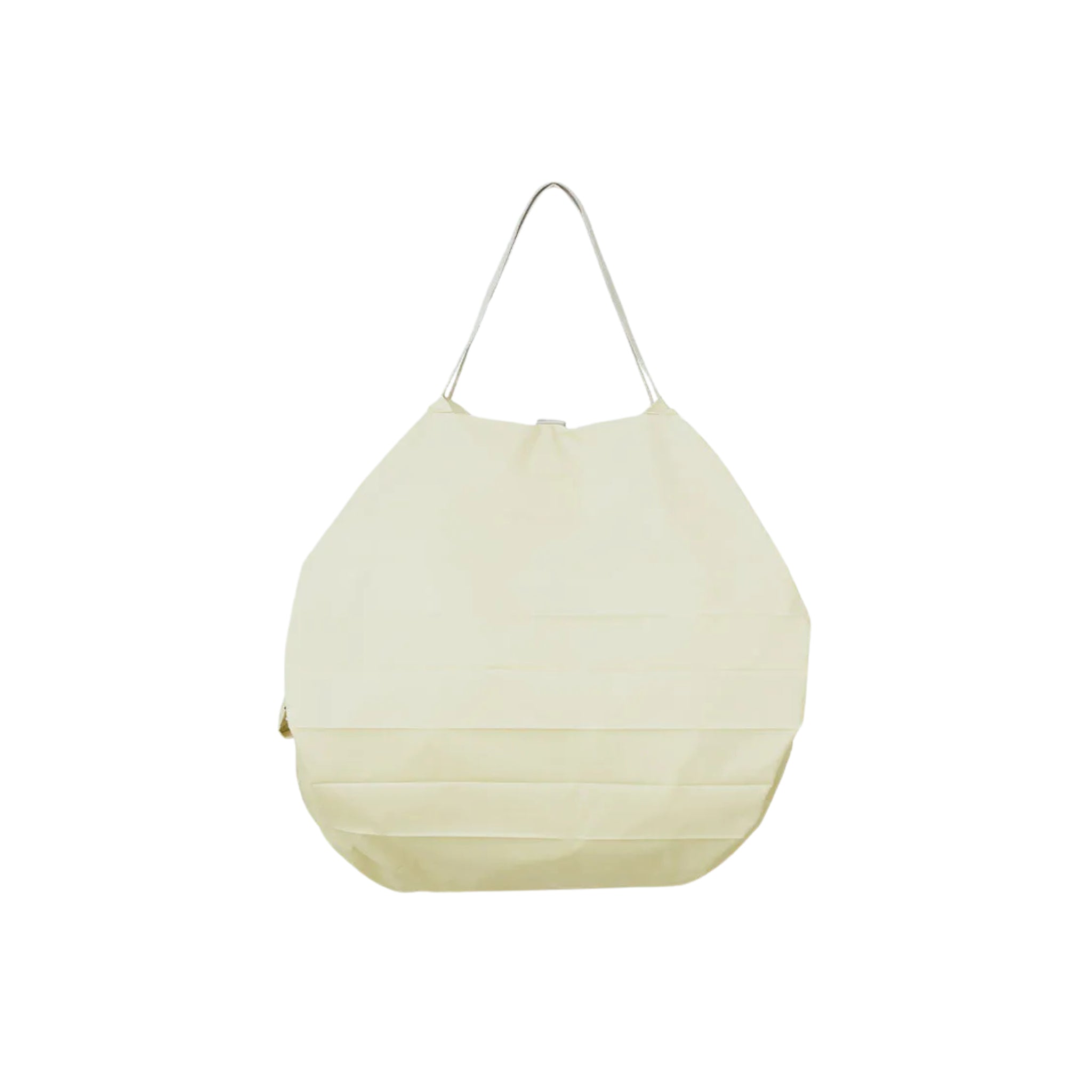 De Shupatto Opvouwbare Boodschappentas Cashew Nuts Beige M heeft een minimalistisch, geometrisch ontwerp in gebroken wit met een enkele dunne handgreep - ideaal voor stijlvol, duurzaam winkelen.