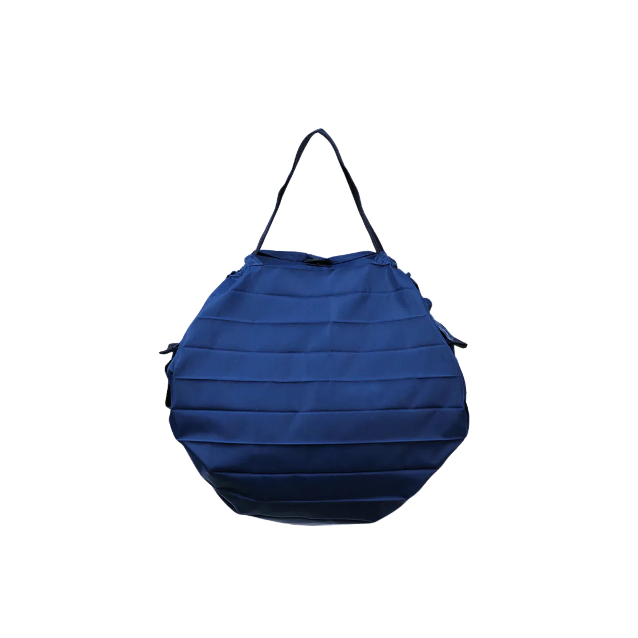 De Shupatto Opvouwbare Boodschappentas Yoru Donkerblauw M is een ronde, diepblauwe tas met horizontale plooien en één handvat, voorzien van het one-pull vouwsysteem. Afgebeeld tegen een effen witte achtergrond. Merk: Shupatto.