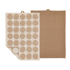 De Sodahl Bubbles Theedoek Taupe 2 st. van Södahl bestaat uit twee theedoeken: een met beige cirkels op crème in een Scandinavische stijl, de andere effen taupe. Beide hebben een klein ophanglusje aan de bovenkant.