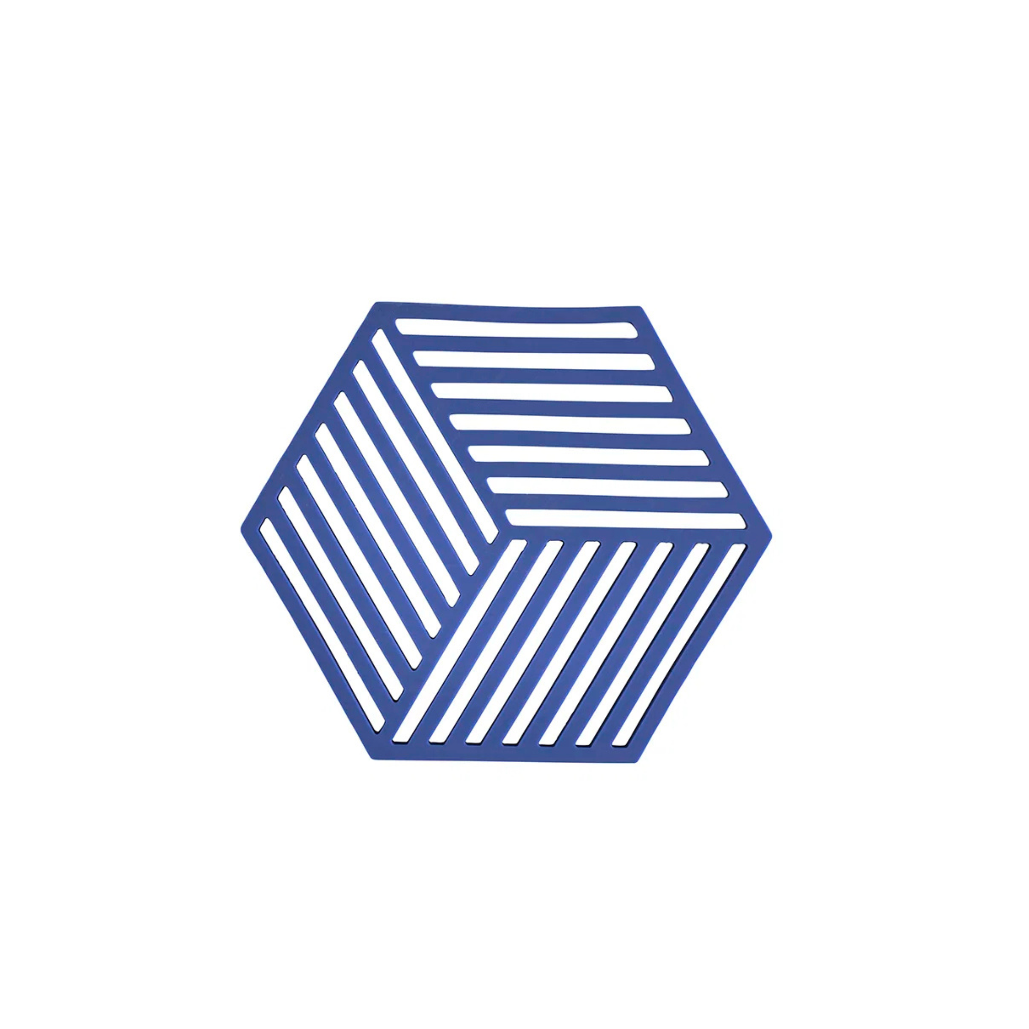 De Zone Denmark Hexagon Trivet Indigo van Zone Denmark heeft een blauw zeshoekig ontwerp met diagonale en horizontale lijnen voor een 3D-kubuseffect, gecentreerd op wit - perfect als siliconen onderzetter.