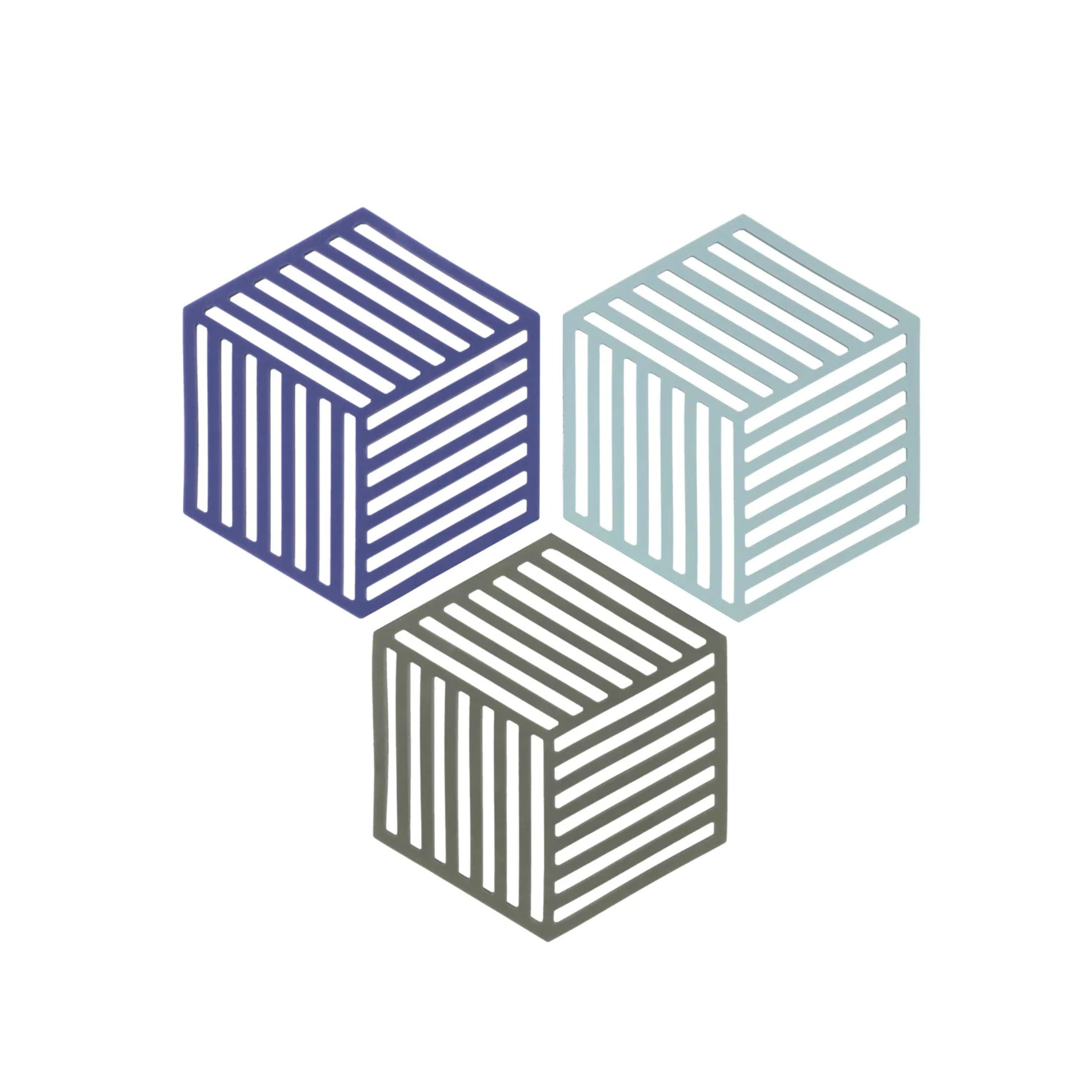 Drie 3D-kubussen met gestreepte lijnen in donkerblauw, lichtblauw en olijfgroen vormen een driehoek op wit - een verwijzing naar de moderne stijl van de Zone Denmark Hexagon Trivet Mistblauw van Zone Denmark.