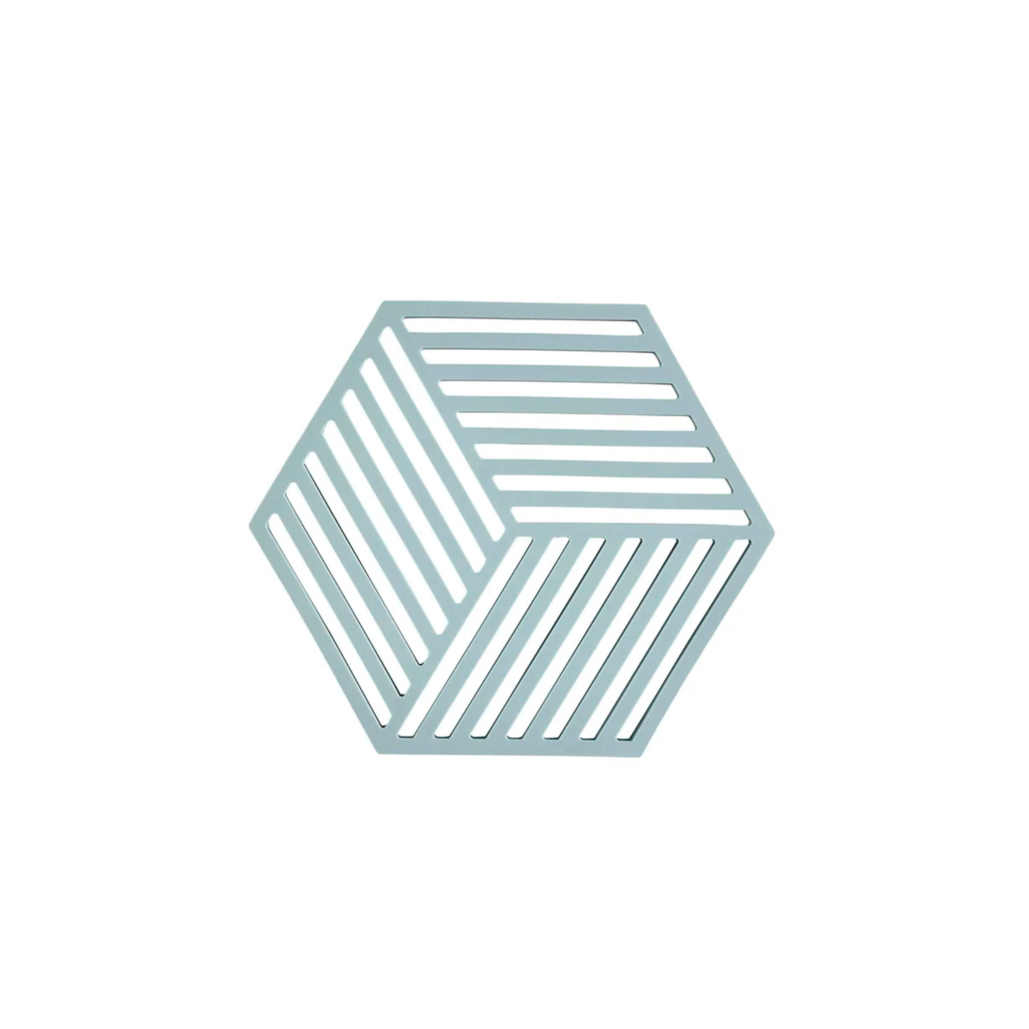 Een geometrisch, zeshoekig object met open lamellen in mistblauw, zoals de Zone Denmark Hexagon Trivet Mistblauw van Zone Denmark, creëert een optische illusie in 3D en wordt gecentreerd op een witte achtergrond.