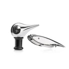 De Zone Denmark Rocks Wijnopener & Wijnstop Glans 2 st. set heeft slanke, zilveren gereedschappen geïnspireerd op Scandinavisch design, met gladde gepolijste oppervlakken die moderne elegantie toevoegen aan je wijnervaring.